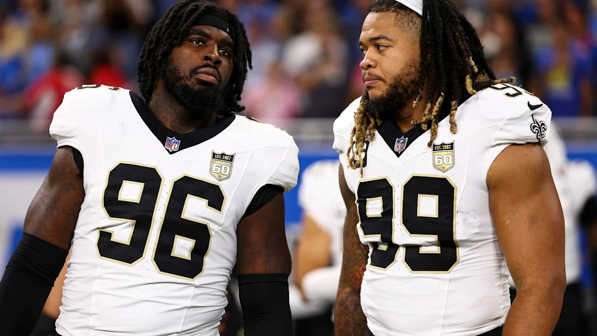 Carl Granderson e Chase Young, dos Saints, antes do jogo contra os Lions em 13 de setembro de 2026.