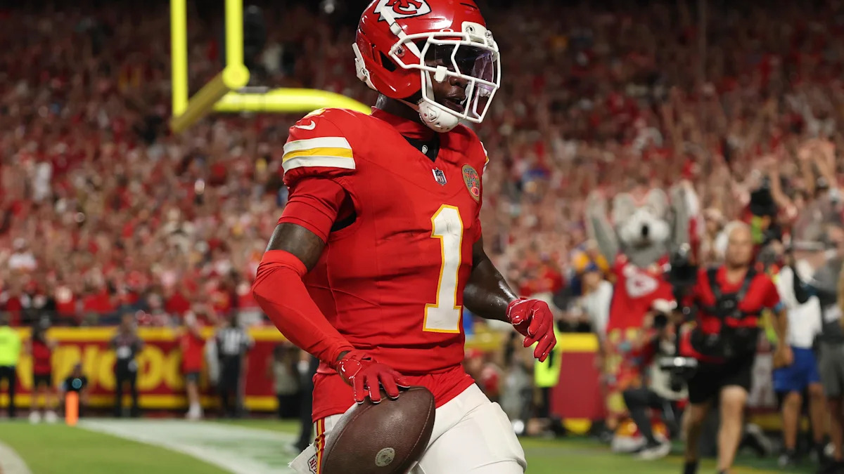 Xavier Worthy com uniforme dos Chiefs em campo.