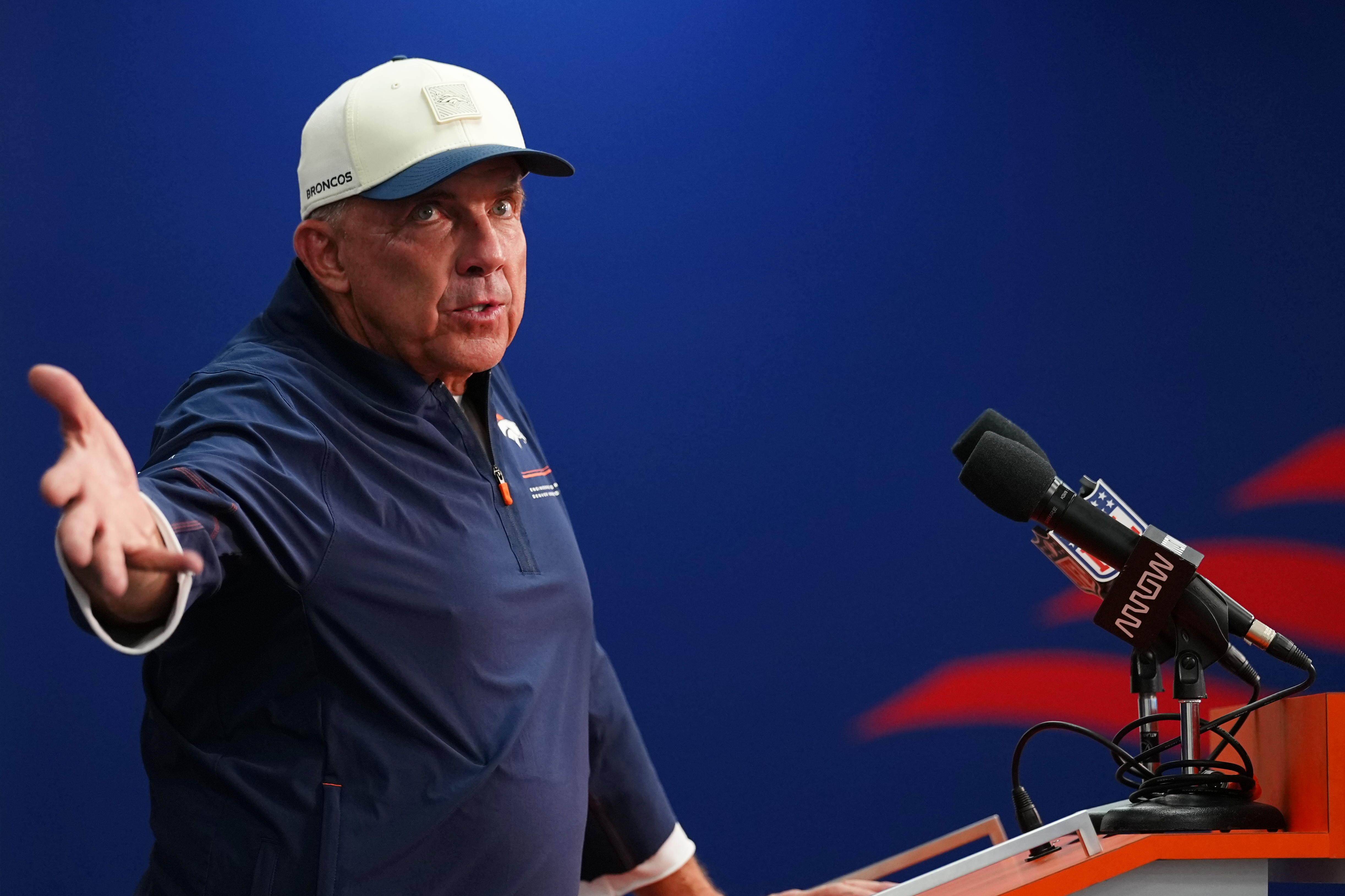 Sean Payton, treinador do Denver Broncos, transferiu as chamadas ofensivas para Davis Webb na intertemporada.