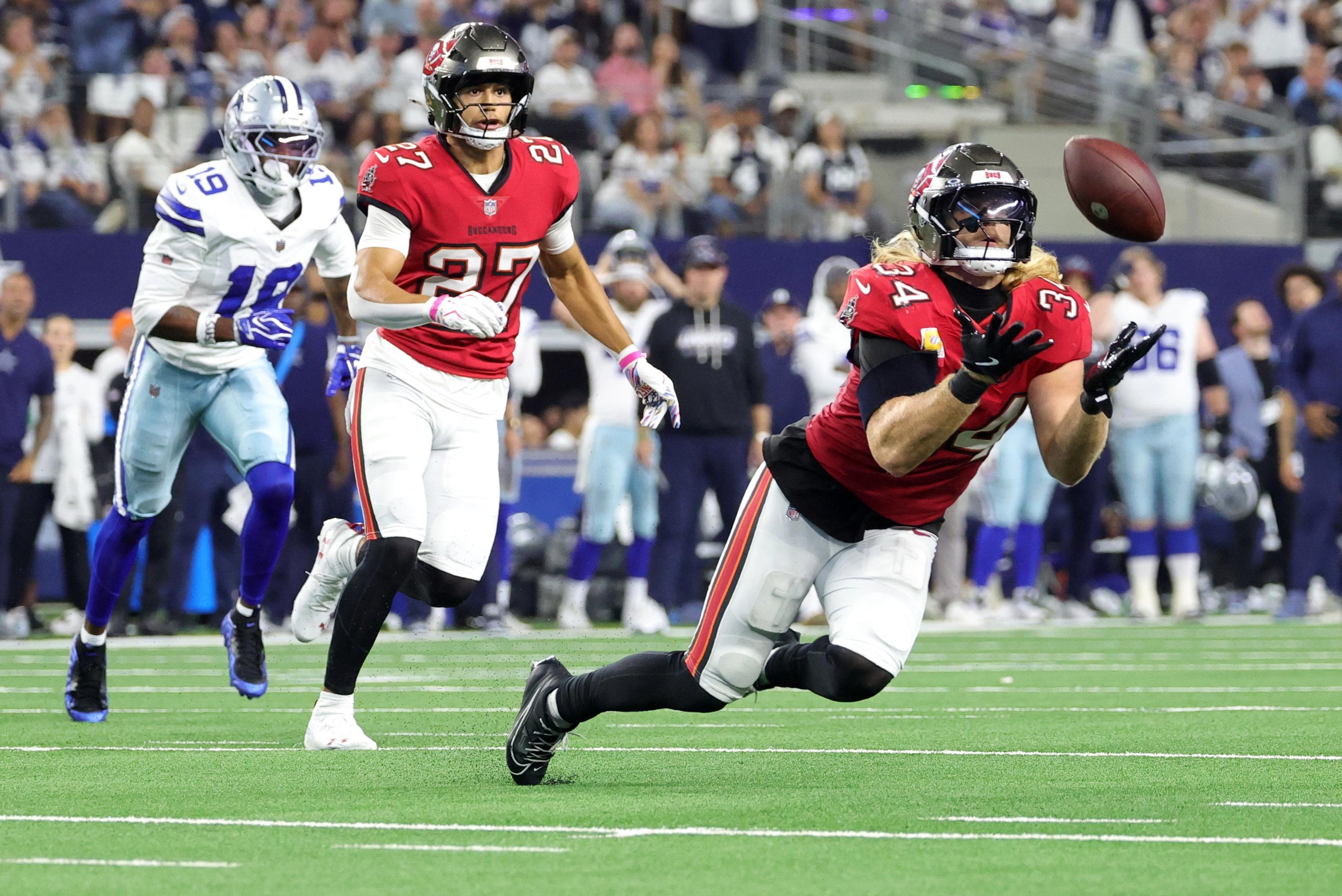 Jogadores dos Buccaneers enfrentam os Cowboys.