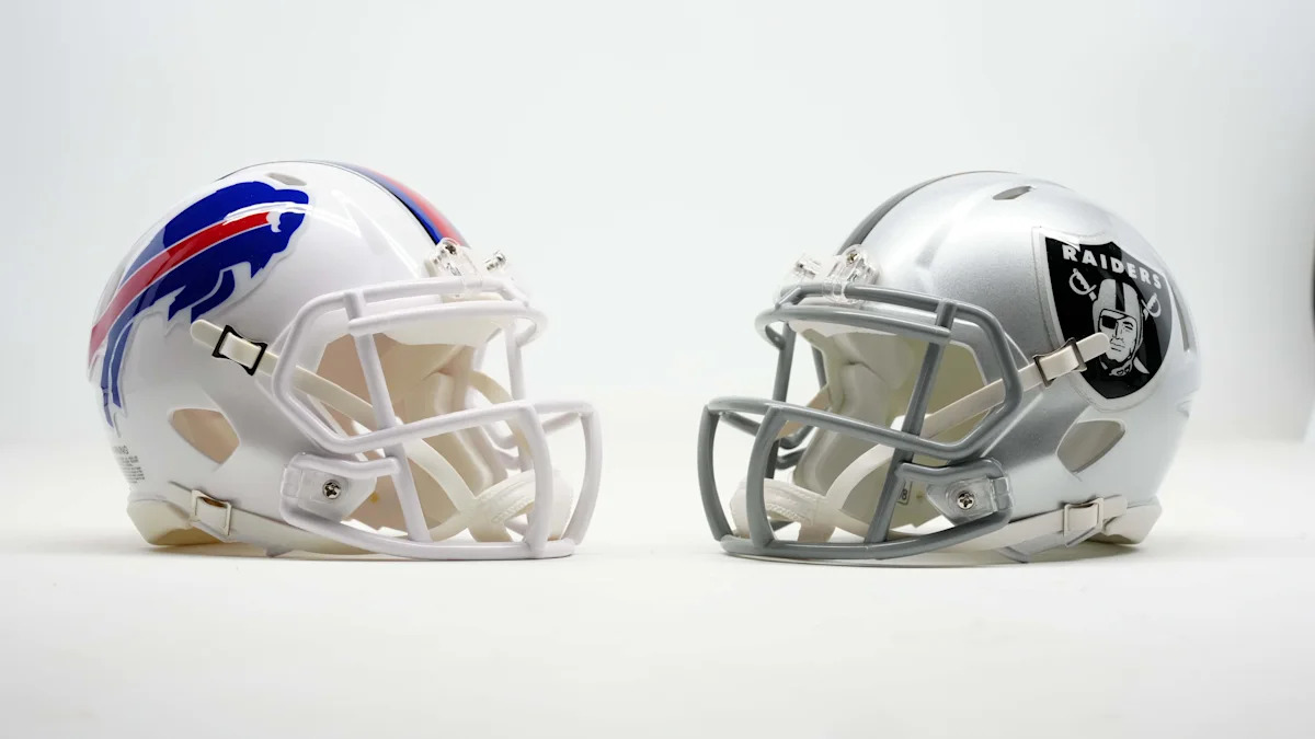 Capacetes dos Bills e dos Raiders; imagem ilustrativa da rivalidade entre as equipes.
