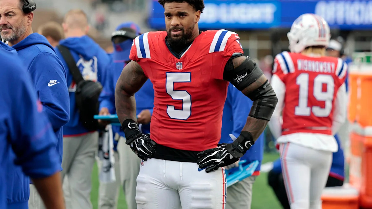 Dre'Mont Jones com uniforme de treino dos Patriots.