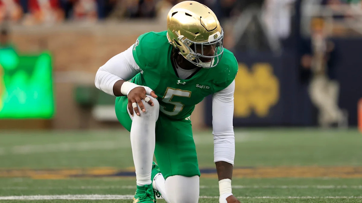 Boubacar Traore, de Notre Dame, se posiciona contra Stanford em 10 de outubro de 2026.