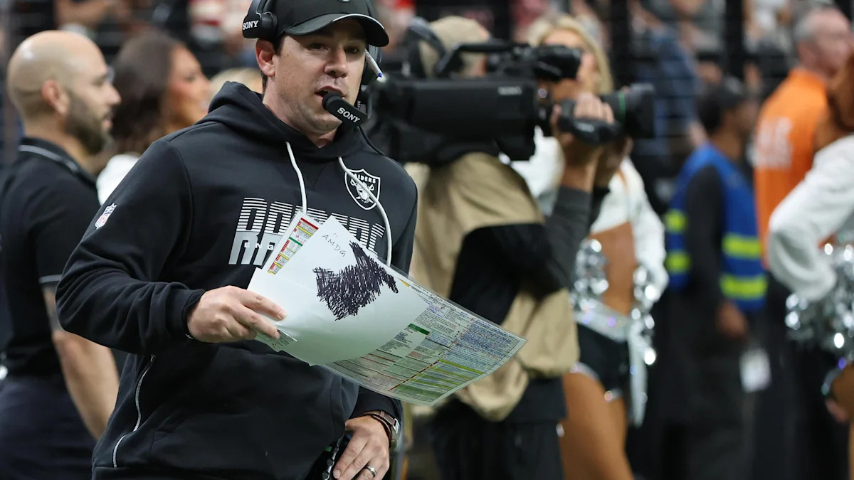 Integrante da comissão dos Raiders acompanha a ação à beira do campo.
