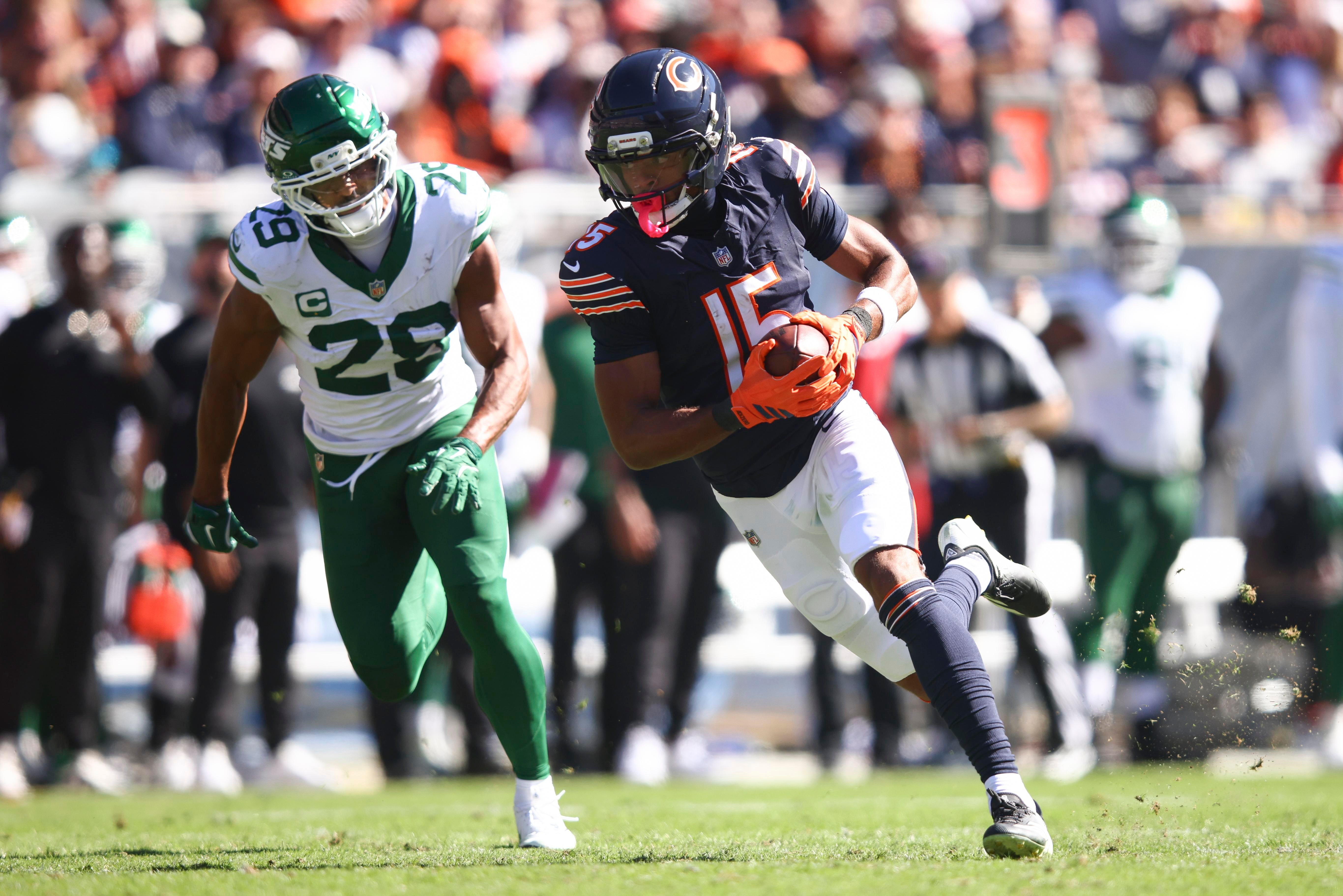 Rome Odunze corre com a bola contra os Jets em Chicago, em 4 de outubro de 2026.