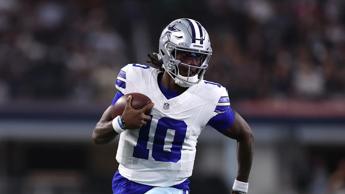 Joe Milton com uniforme dos Cowboys; imagem anterior ao acordo relatado com os Eagles.