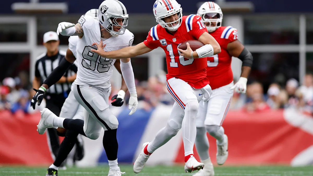 Maxx Crosby pressiona o quarterback dos Bills; imagem ilustrativa do confronto entre as equipes.