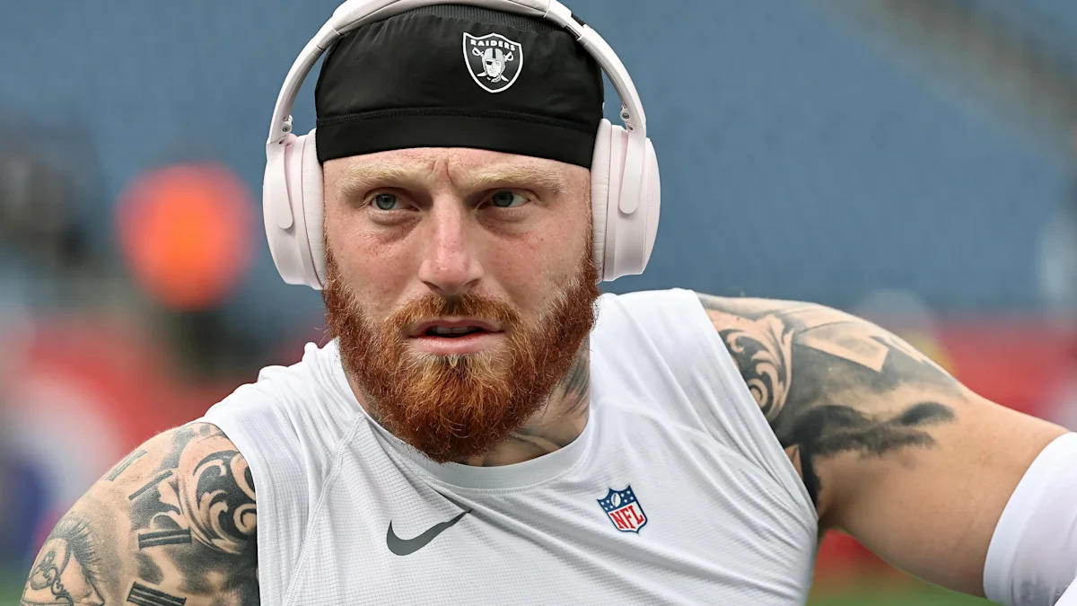 Maxx Crosby, dos Raiders, durante preparação em campo.