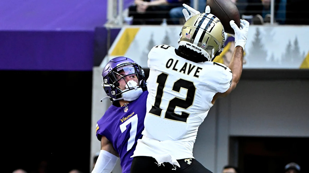 Chris Olave recebe um touchdown pelos Saints contra os Vikings em novembro de 2023; imagem de arquivo.
