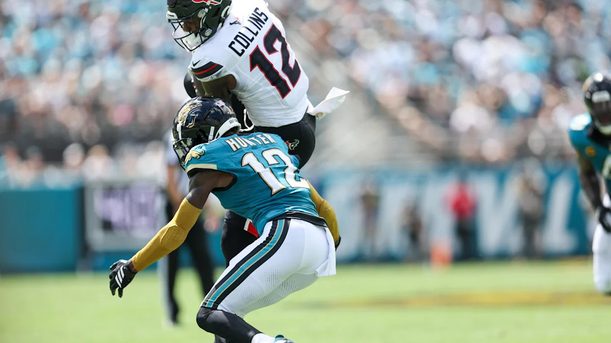 Nico Collins, dos Texans, é marcado por Travis Hunter, dos Jaguars, em setembro de 2025; imagem de arquivo.