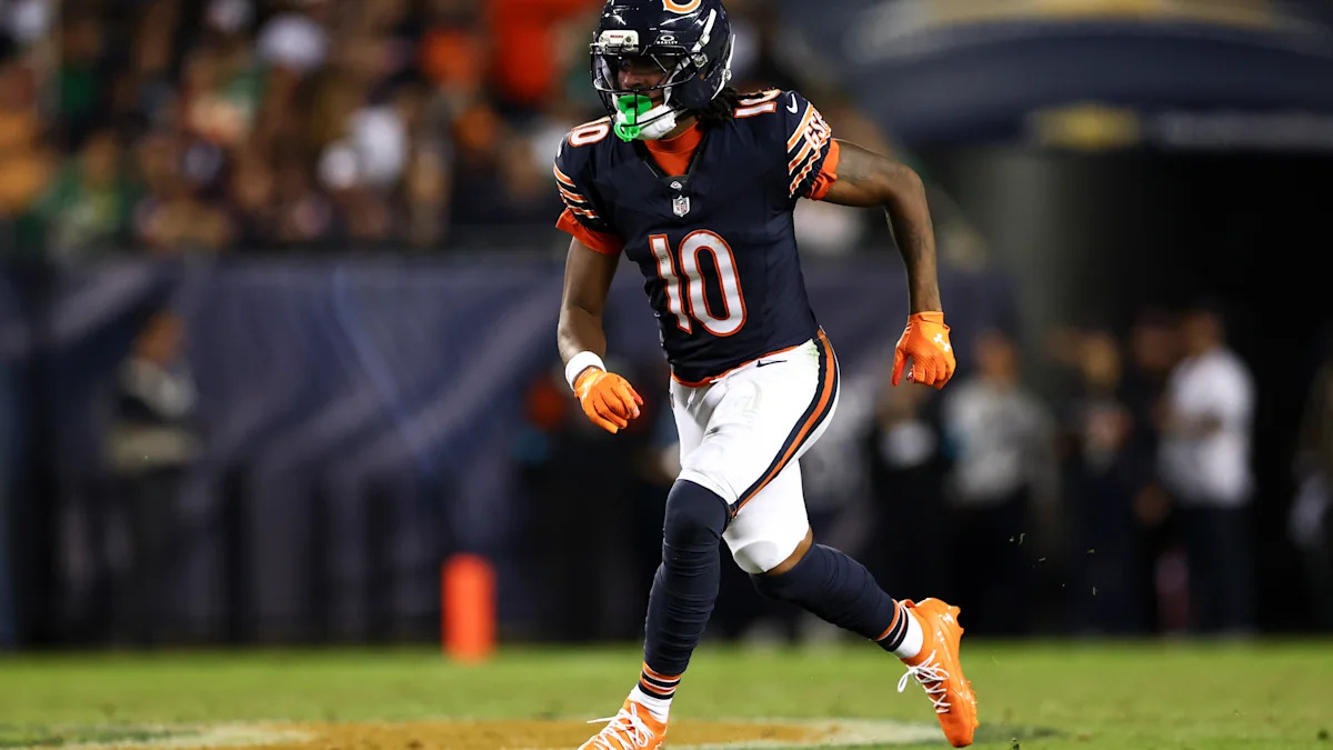 Luther Burden III corre com a bola pelo Bears.