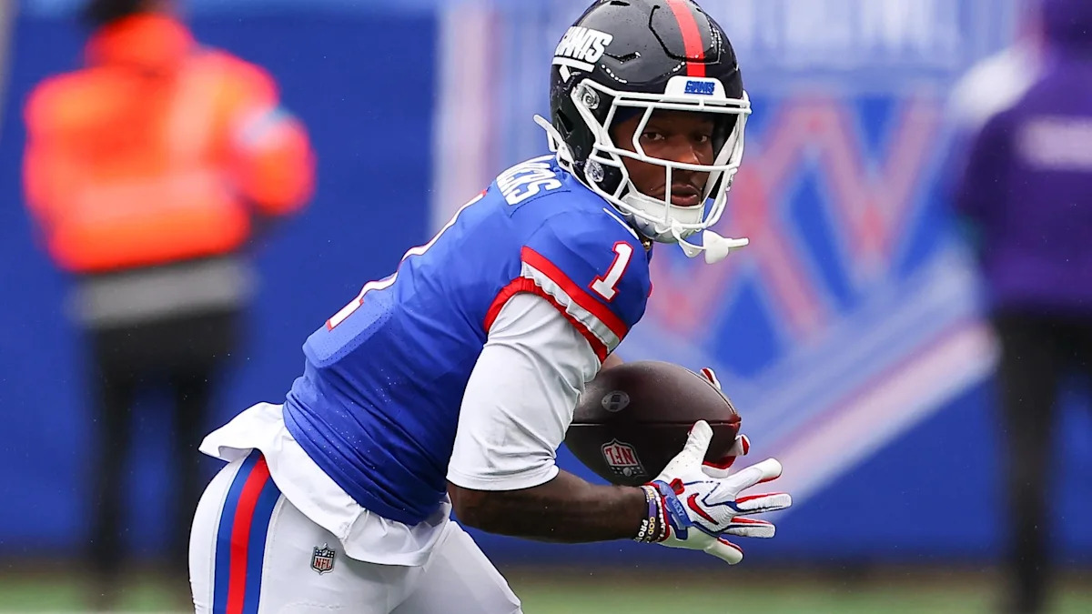 Malik Nabers com uniforme dos Giants em campo.