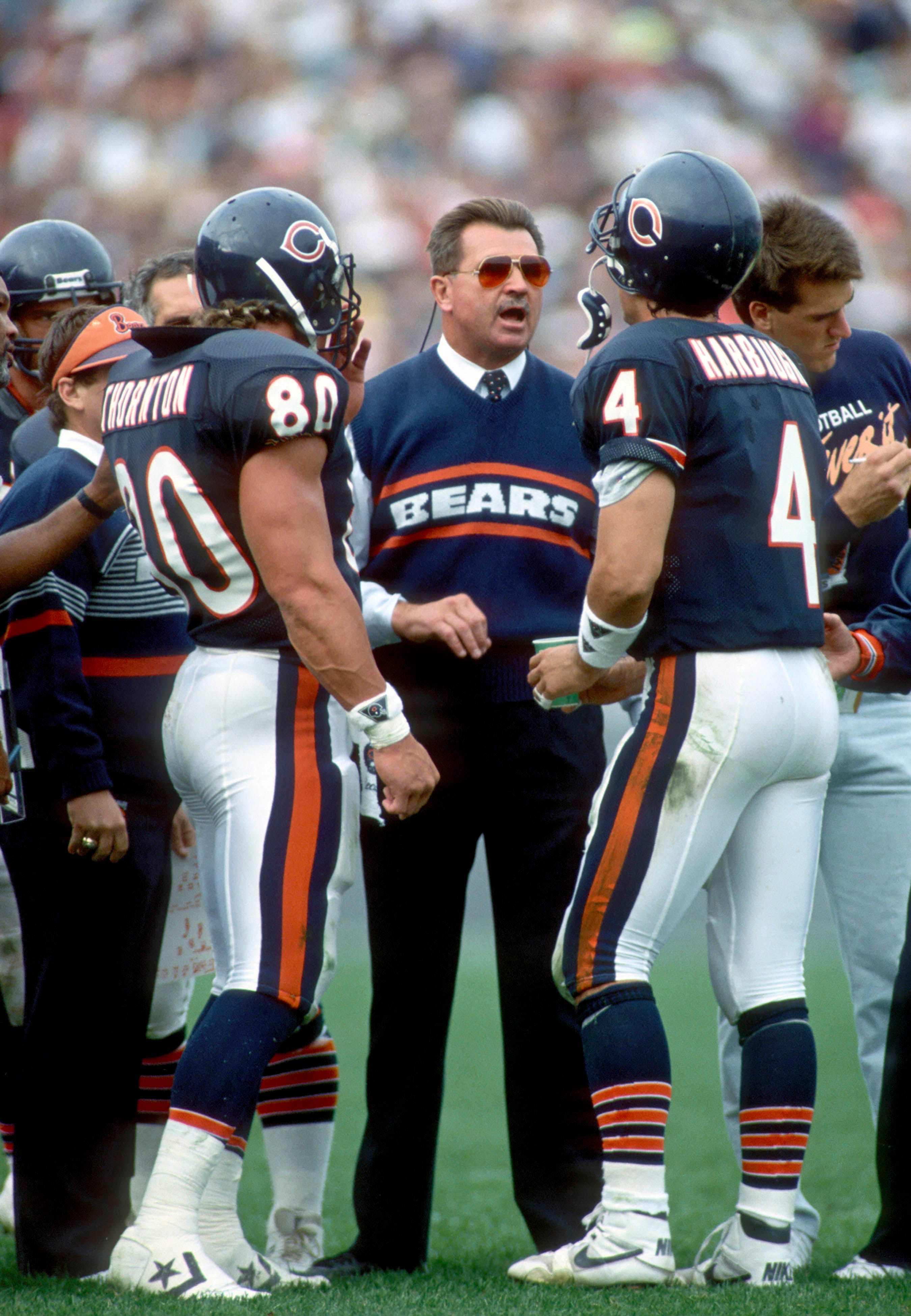 Mike Ditka conversa com Jim Harbaugh durante Bears x Rams, em 29 de outubro de 1989.