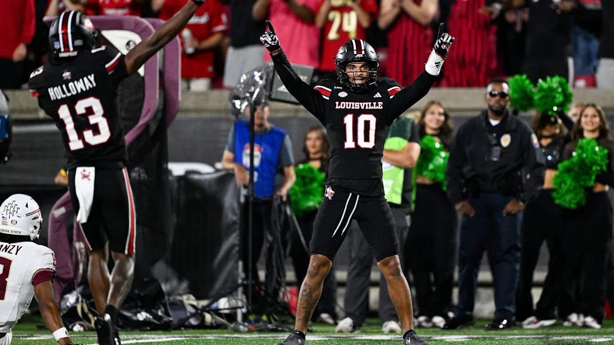 Jogadores de Louisville comemoram em campo no confronto analisado contra Florida State.