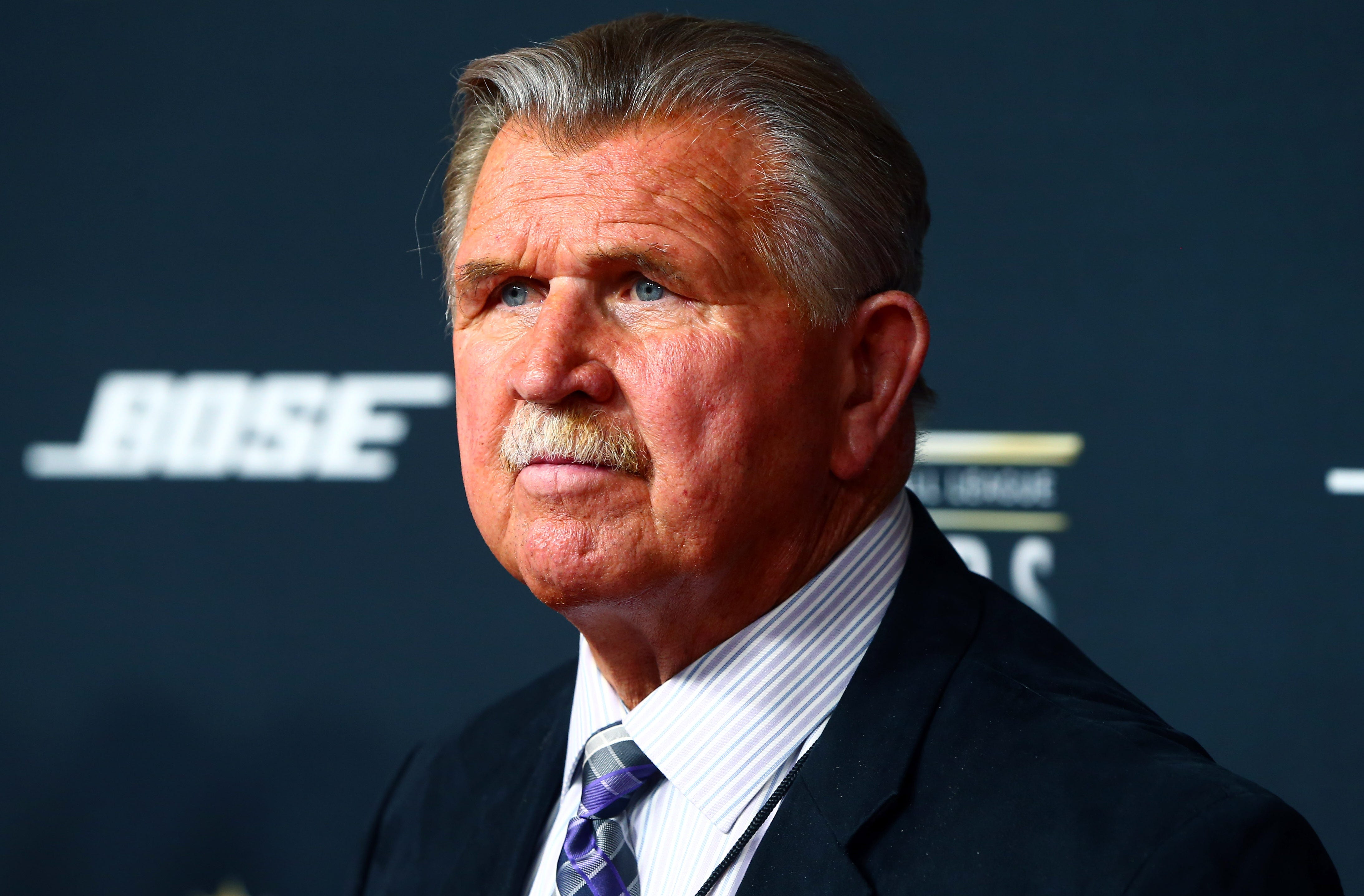 Mike Ditka no tapete vermelho do NFL Honors de 2016.