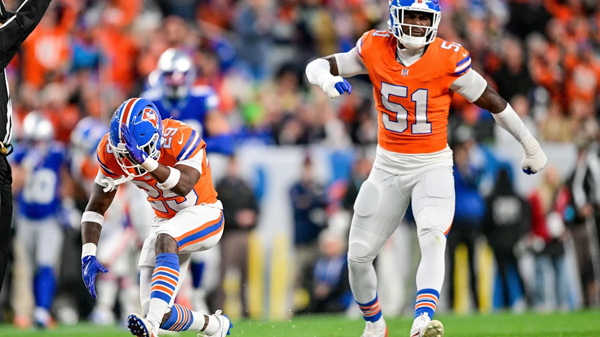 Defensor dos Broncos acompanha um jogador dos Seahawks; a defesa de Denver foi destaque na vitória.