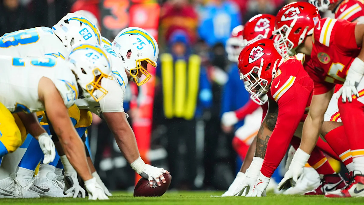 Linhas de Chiefs e Chargers se posicionam antes do snap em um confronto entre os rivais da AFC West.