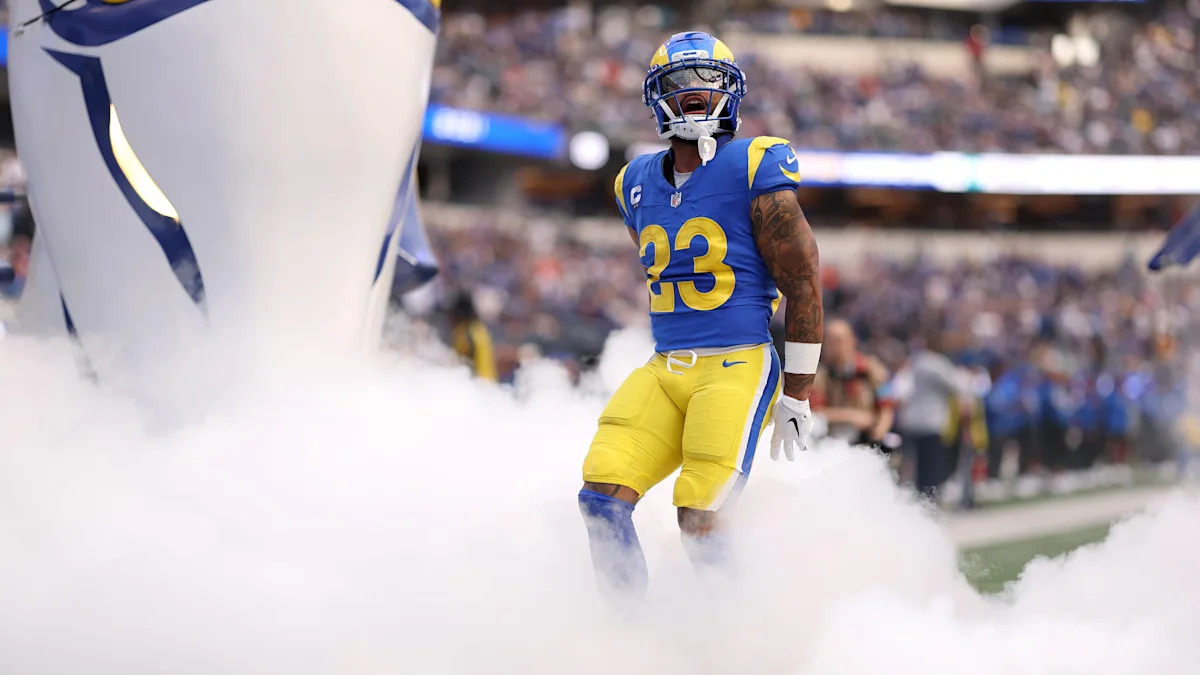 Jogador dos Rams entra em campo; análise aborda o duelo de Los Angeles contra os Cardinals.