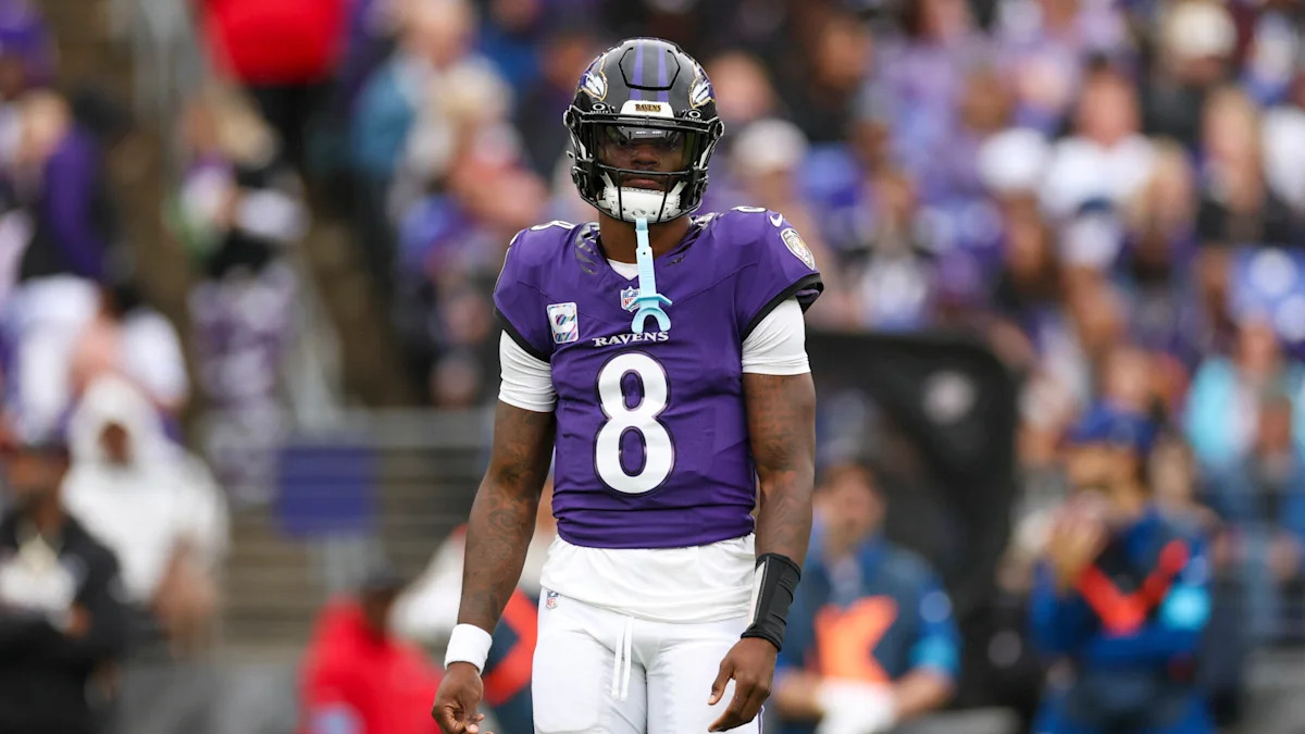 Lamar Jackson com uniforme dos Ravens; quarterback ficará fora do jogo contra os Browns.