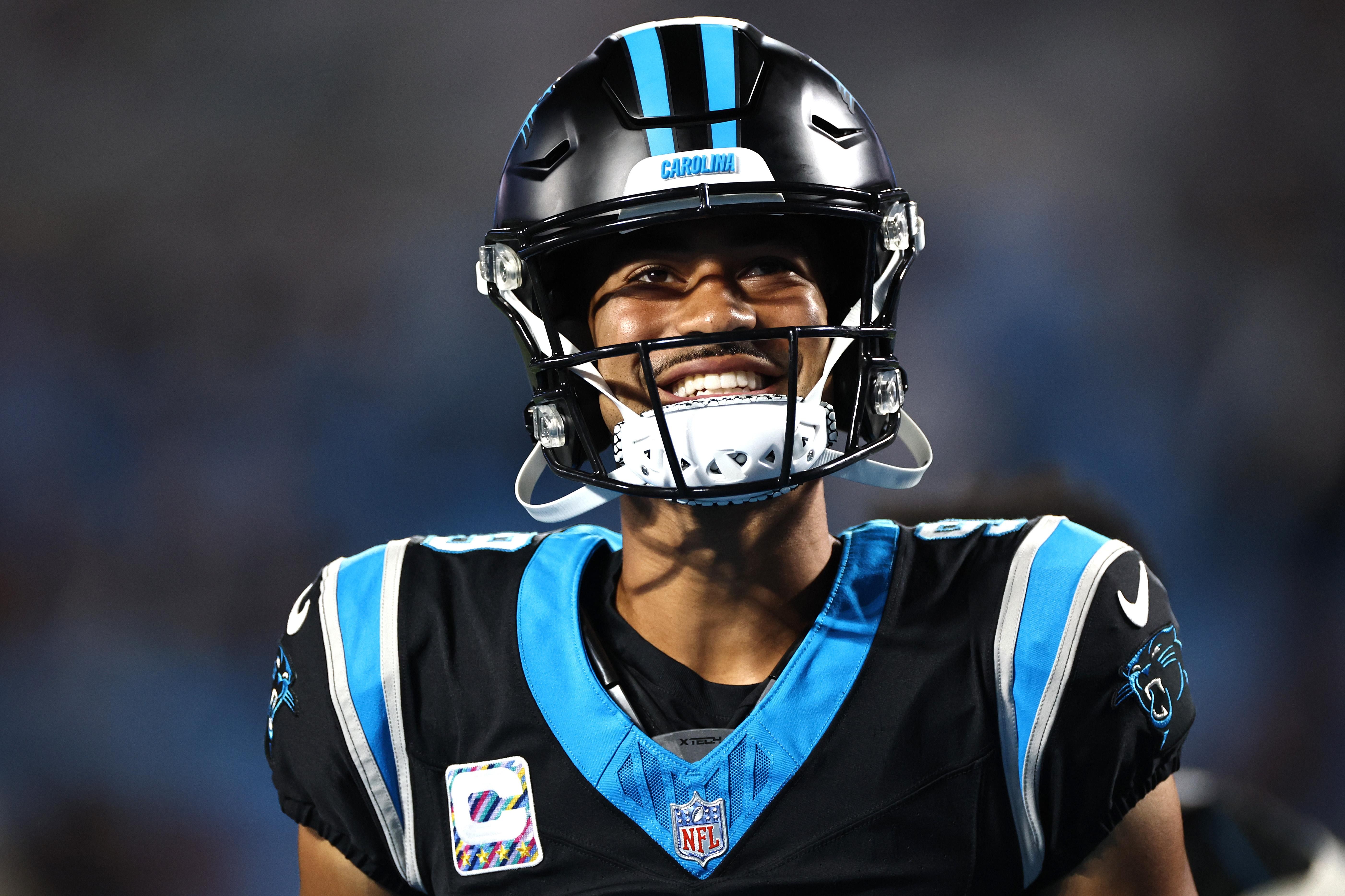 Bryce Young se aquece antes de Panthers x Lions em Charlotte, em 4 de outubro de 2026.