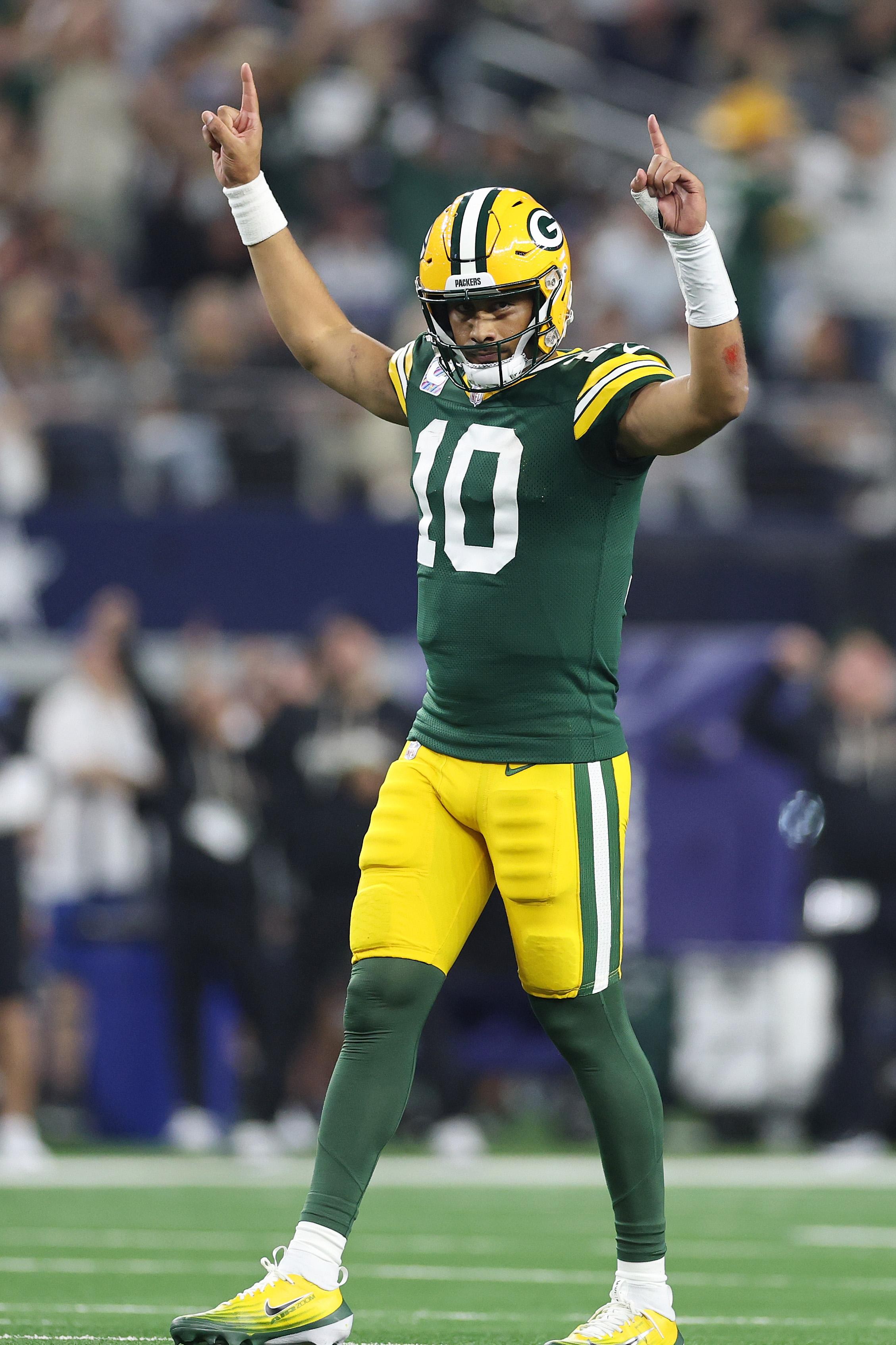 Jordan Love comemora um touchdown pelos Packers contra os Cowboys em setembro de 2025.