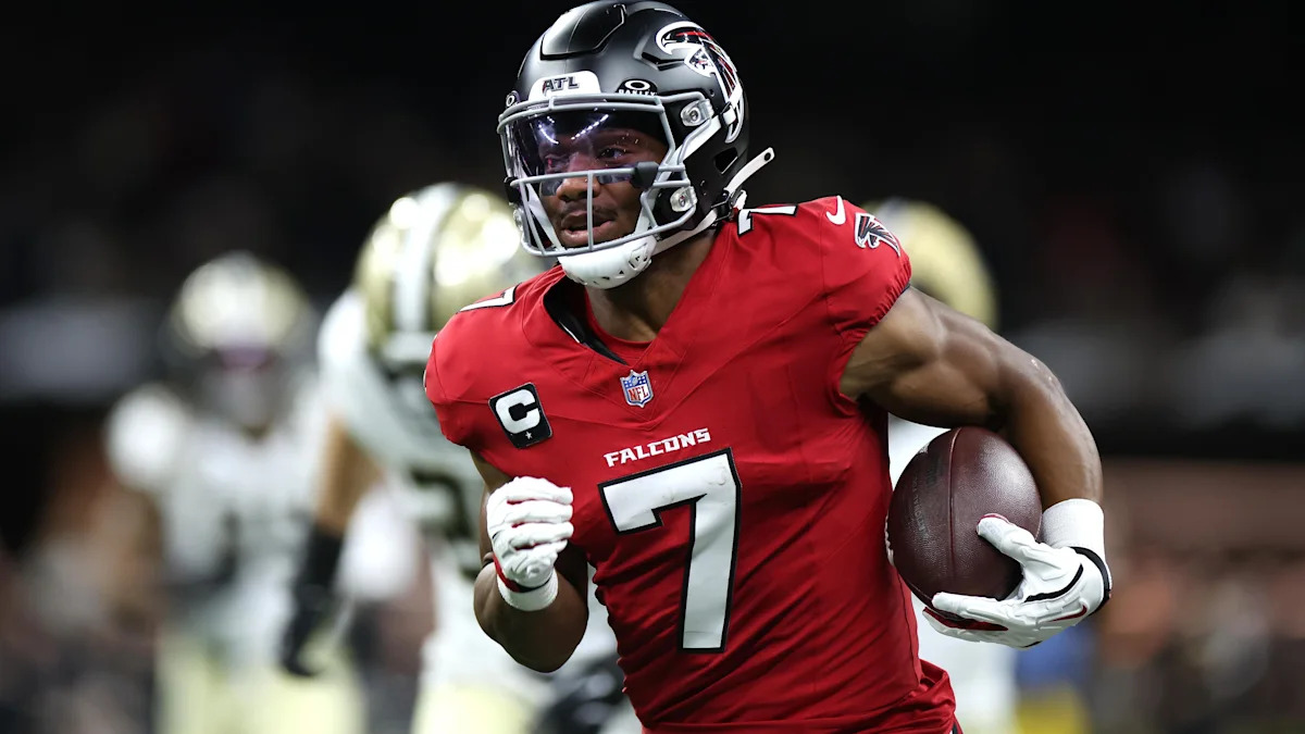 Michael Penix Jr. com a bola pelos Falcons; quarterback é um dos temas da análise contra os Bears.