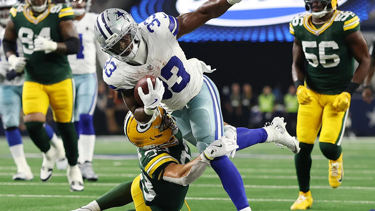 Corredor dos Cowboys enfrenta a defesa dos Packers em imagem do confronto entre as equipes.