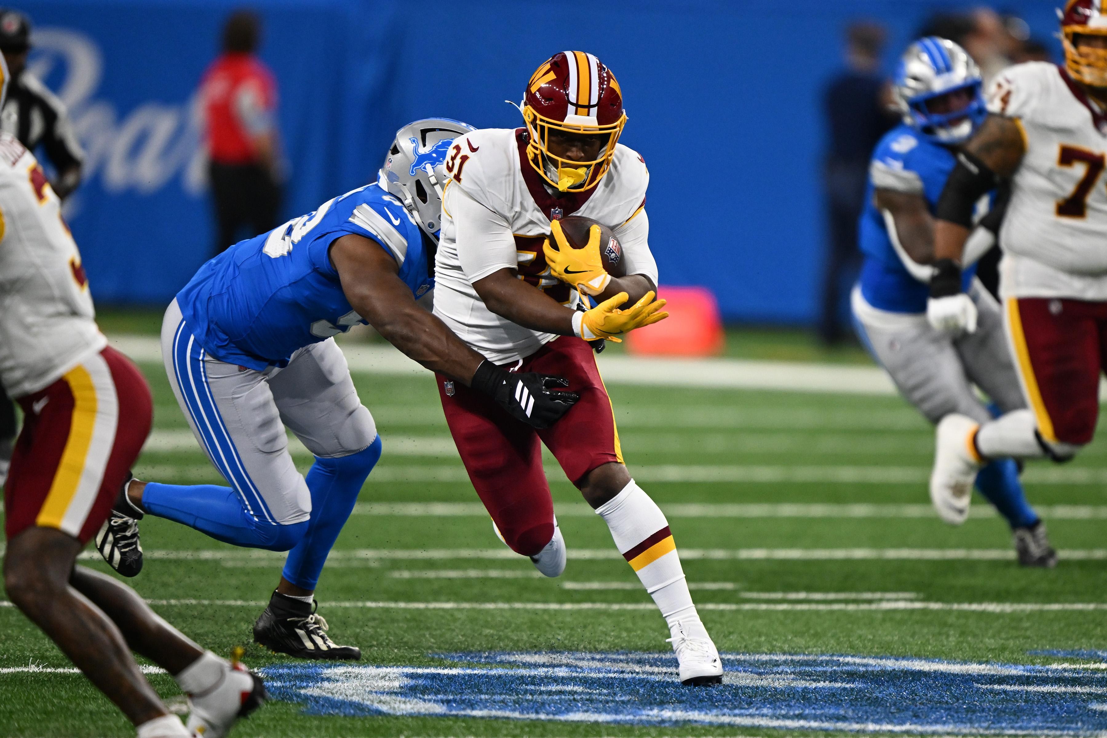 Kaytron Allen corre contra os Lions em Detroit, em 22 de agosto de 2026.
