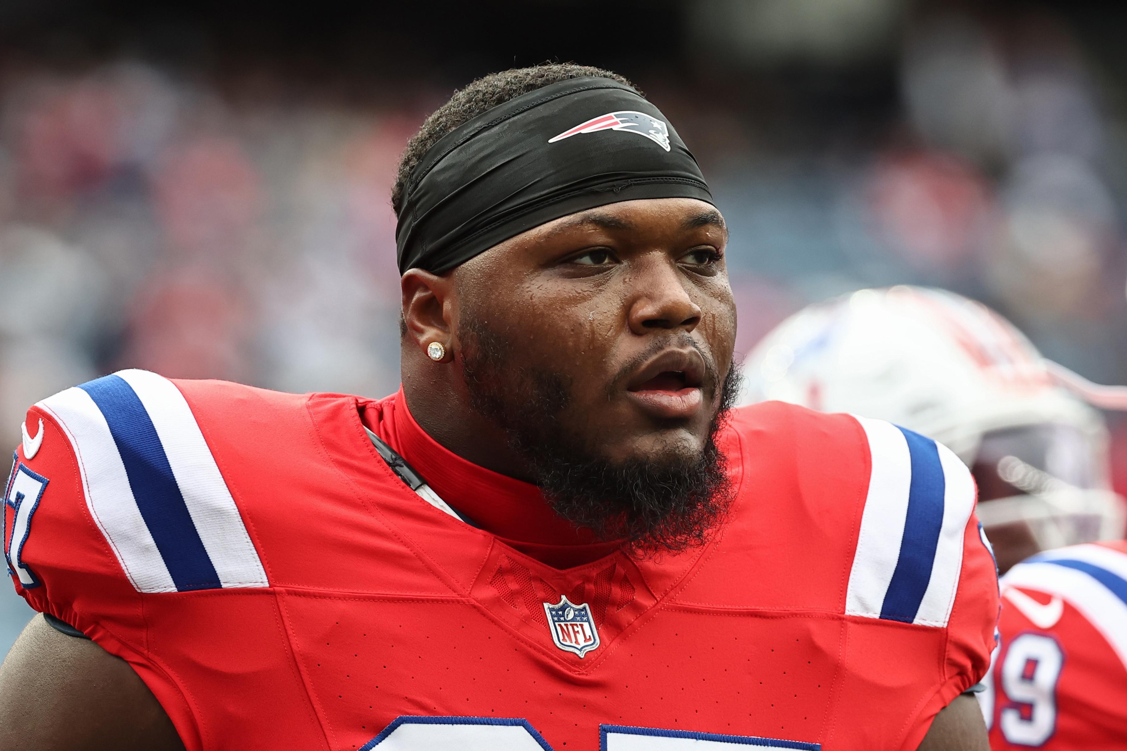 Milton Williams com uniforme dos Patriots; defensive tackle busca superar a marcação dupla.
