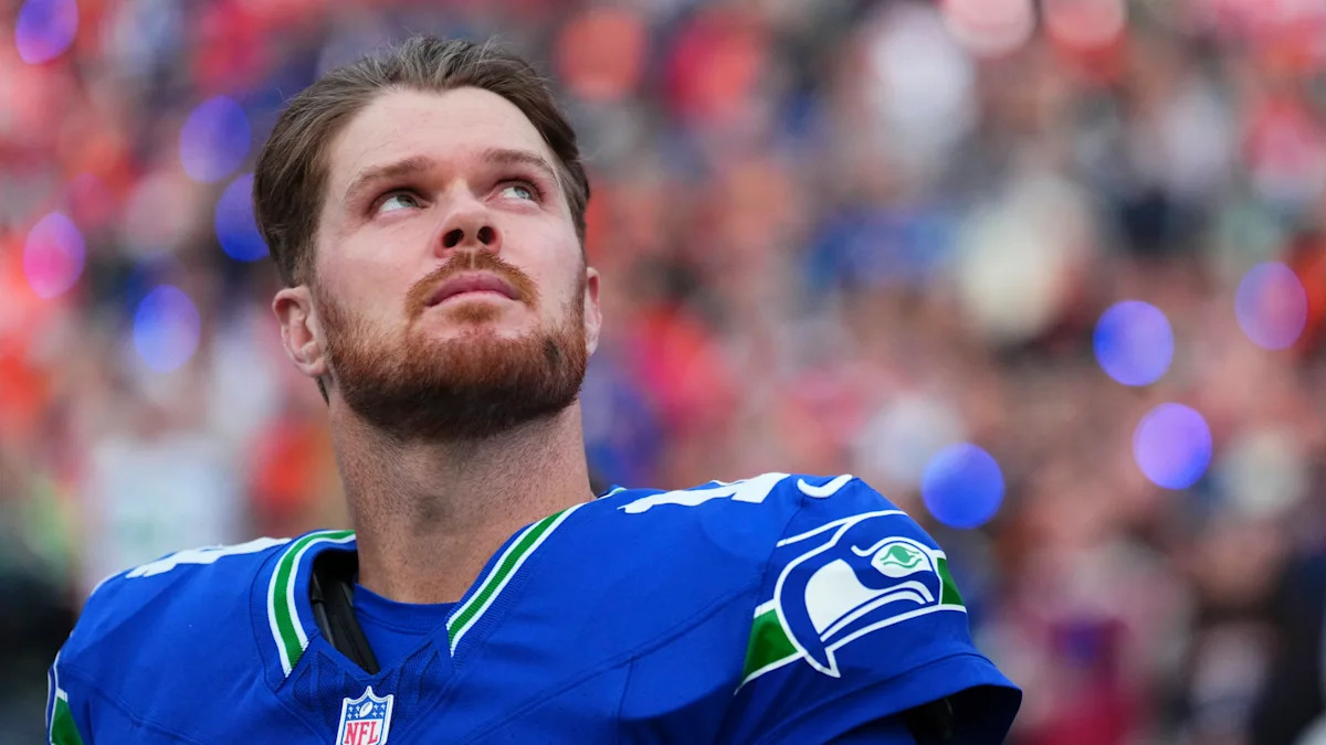 Sam Darnold com uniforme dos Seahawks; quarterback recebeu o apoio de Mike Macdonald após a derrota para os Broncos.