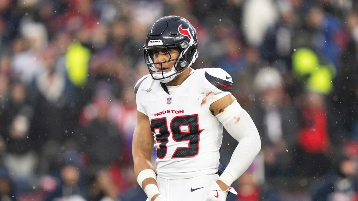 Linebacker dos Texans em campo; equipe tem dúvidas na posição para o jogo em Londres.
