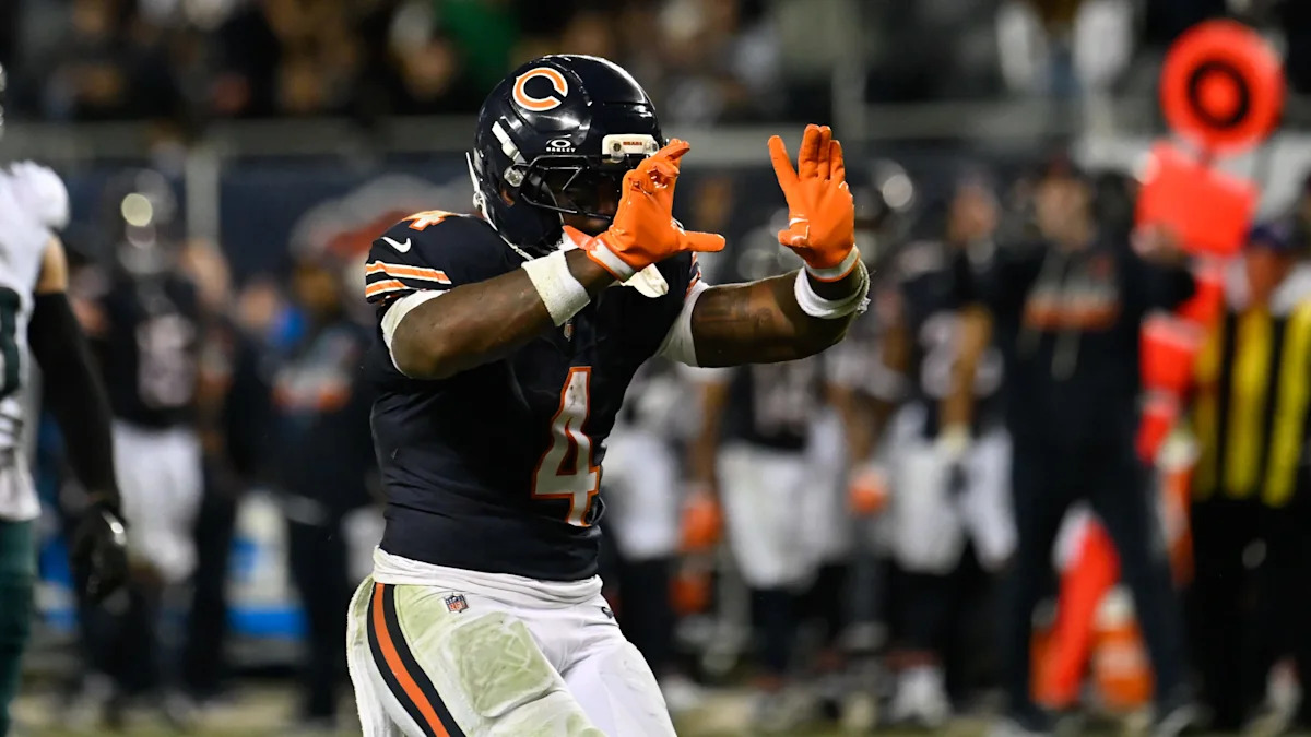 D’Andre Swift se prepara para receber a bola pelo Bears.