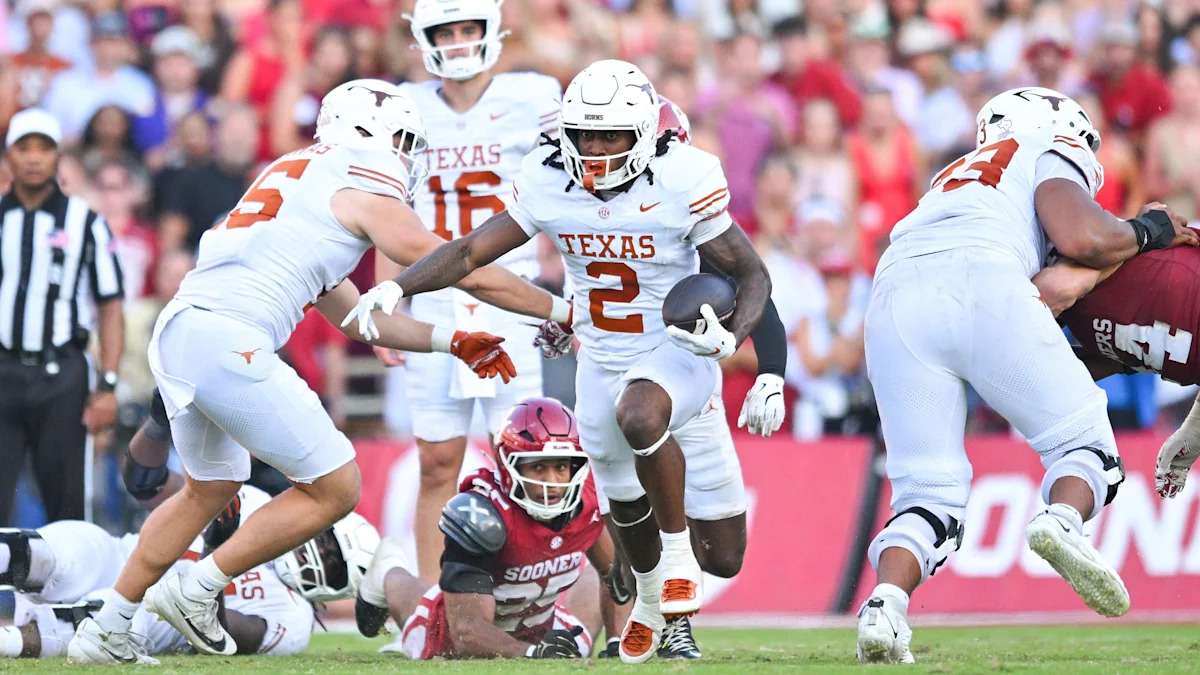 Running back de Texas avança com a bola entre os bloqueios; os Longhorns buscam mais corridas explosivas.