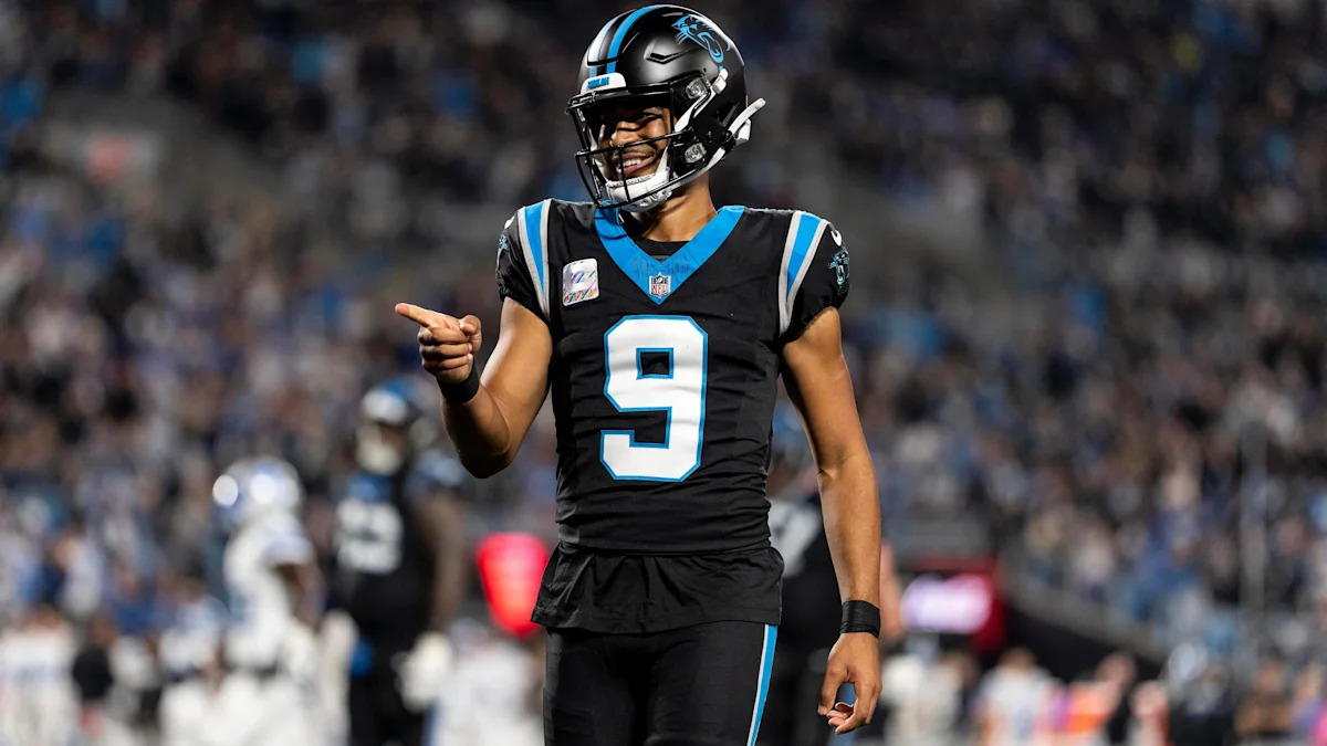 Bryce Young se prepara para comandar o ataque dos Panthers em uma partida da NFL.