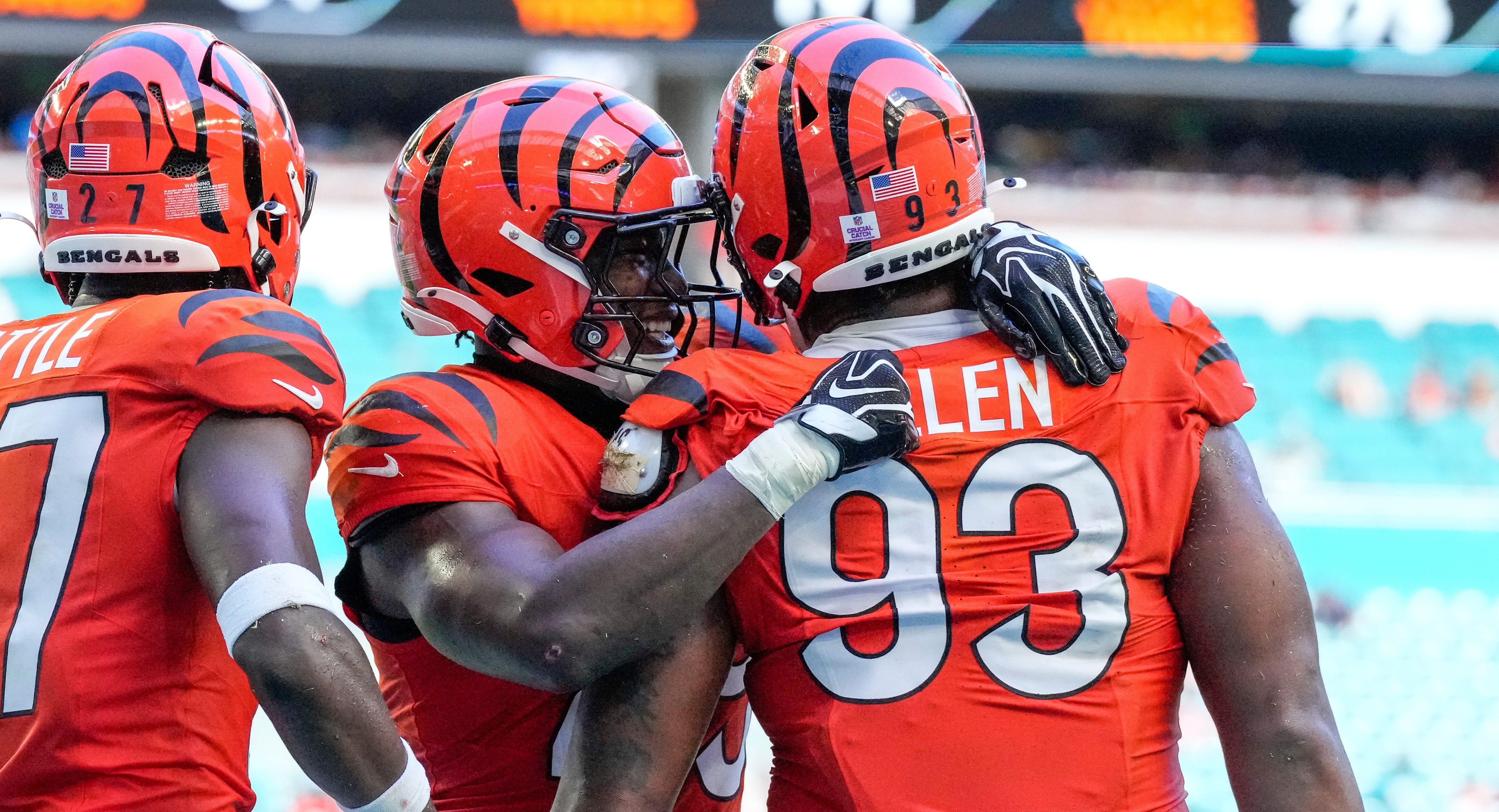 Jogadores dos Bengals se reúnem em campo; Jonathan Allen está entre os indicados ao destaque de contribuição discreta.