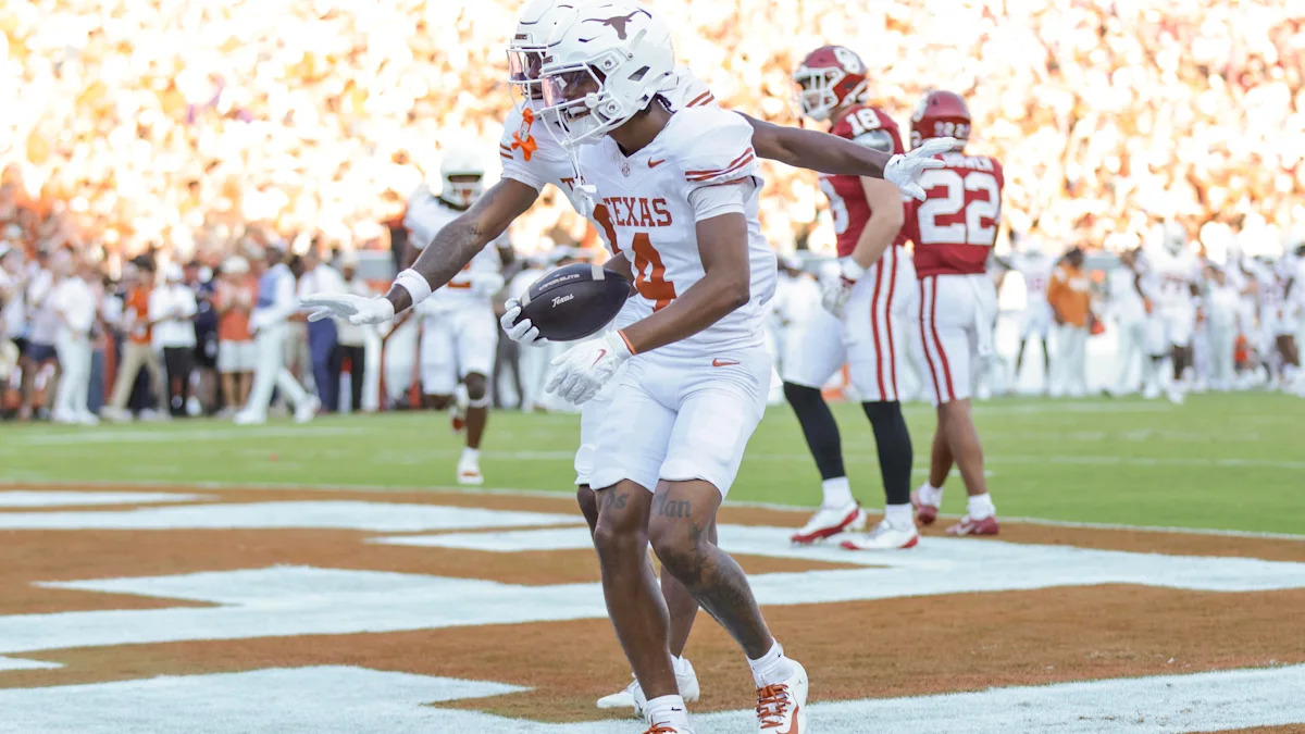 Recebedor de Texas comemora na end zone; formação com quatro alvos produziu dois touchdowns contra Oklahoma.