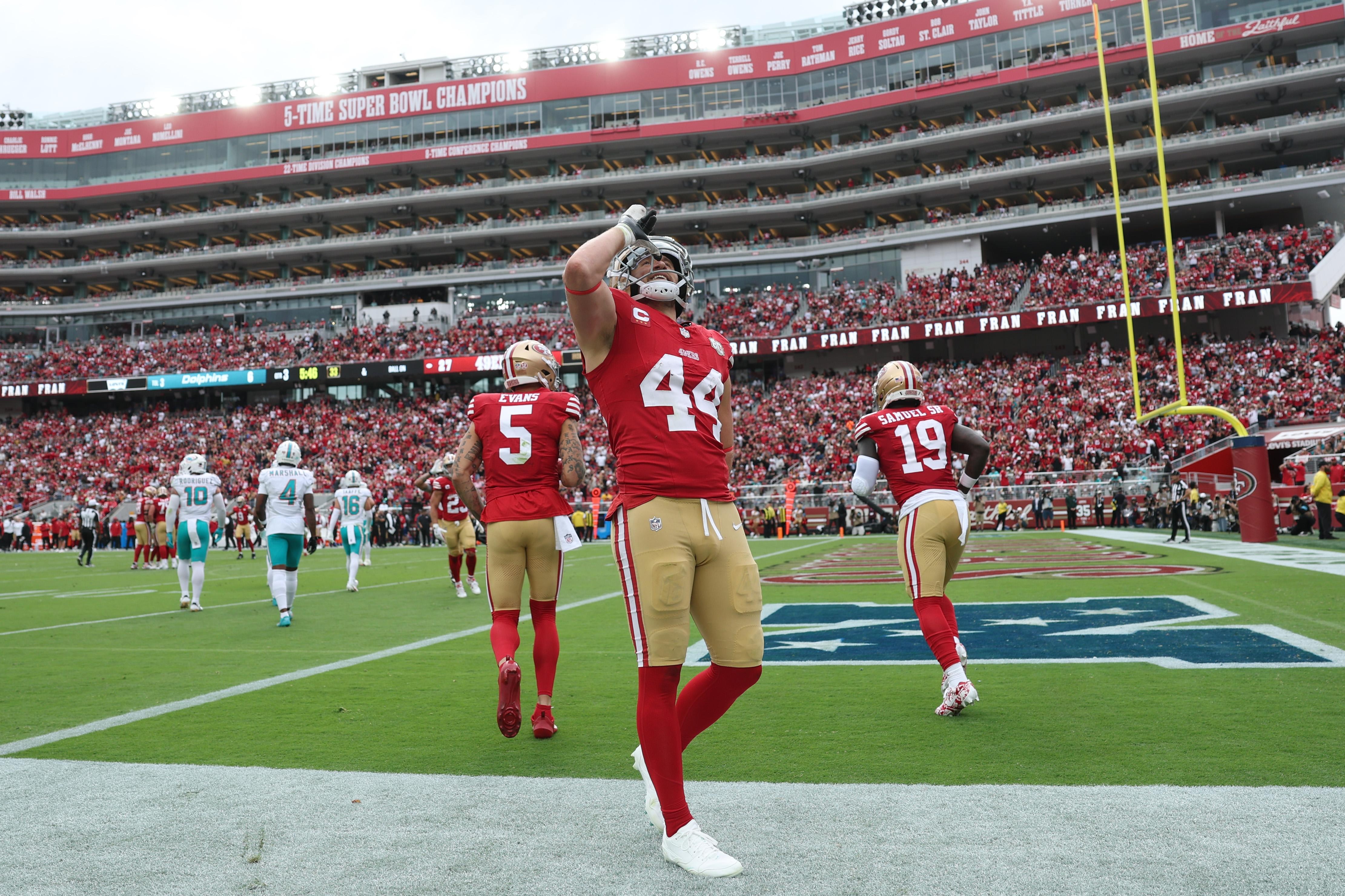 Kyle Juszczyk aquece com uniforme dos 49ers antes de um jogo.