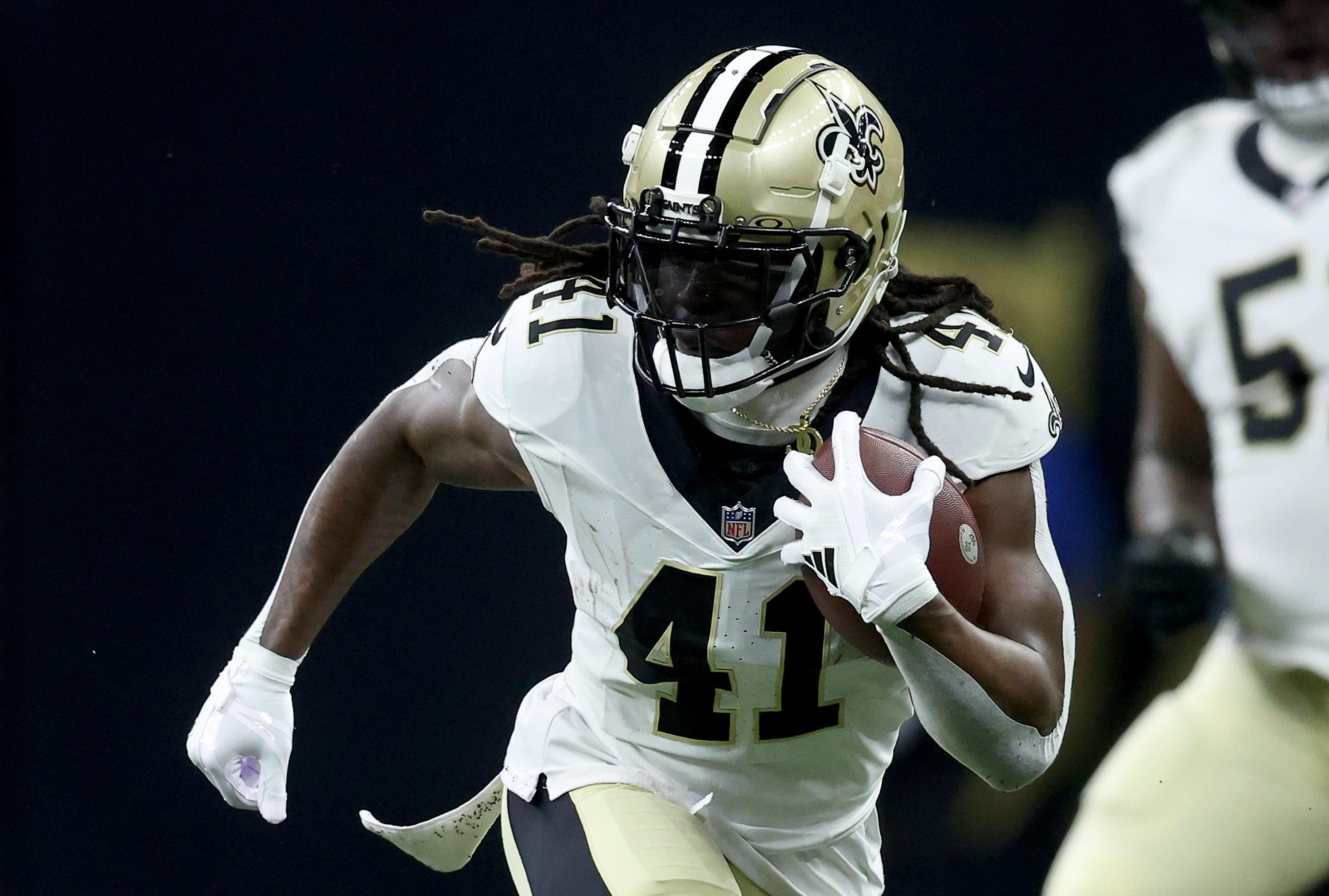 Alvin Kamara corre com a bola pelos Saints contra os Falcons, em 5 de outubro de 2026.