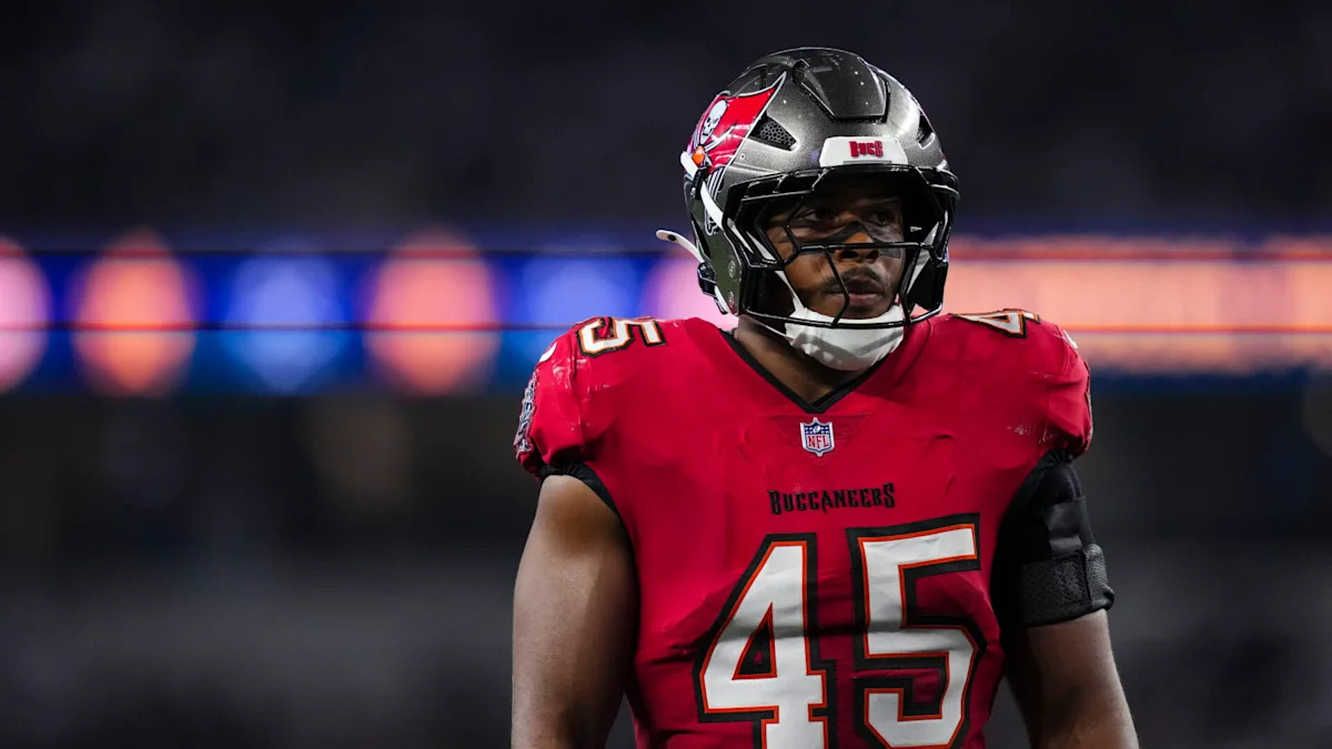 Linebacker dos Buccaneers em campo; imagem ilustrativa do relatório de lesões da equipe.