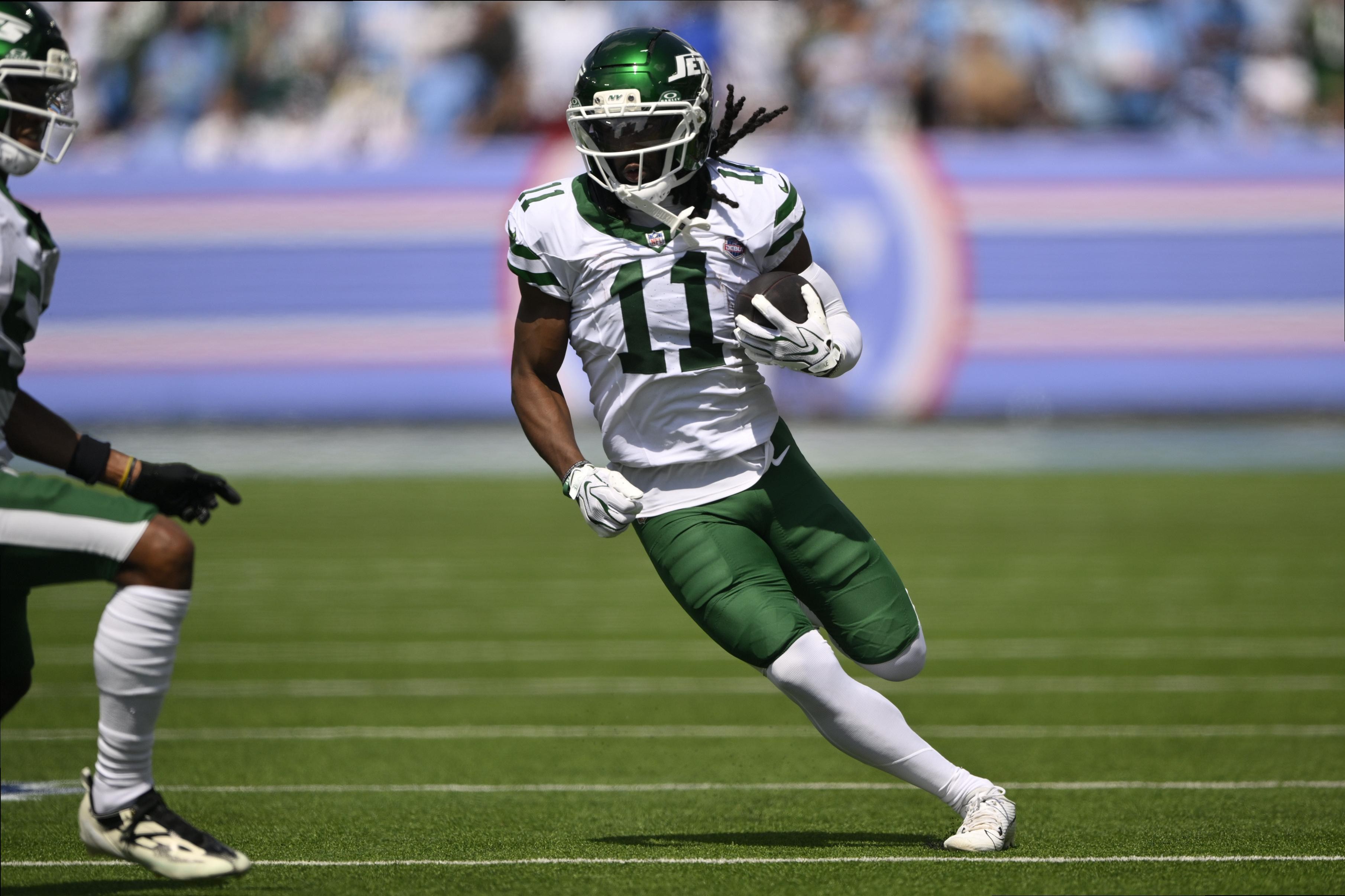 Omar Cooper Jr. avança com a bola pelos Jets contra os Titans em 13 de setembro de 2026.