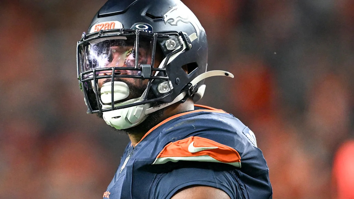 Jonathon Cooper com uniforme dos Broncos; linebacker poderá voltar a jogar na Semana 7.