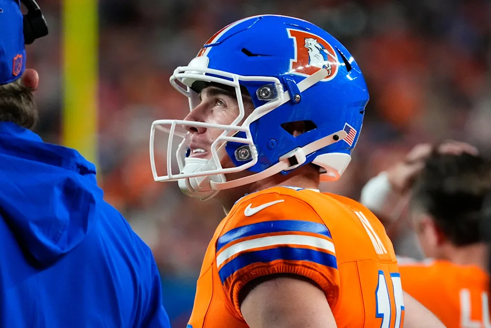 Bo Nix com uniforme dos Broncos à beira do campo; quarterback recebeu o apoio de Ed McCaffrey.