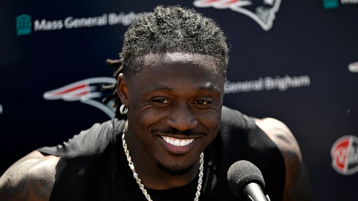 A.J. Brown em entrevista coletiva dos Patriots.