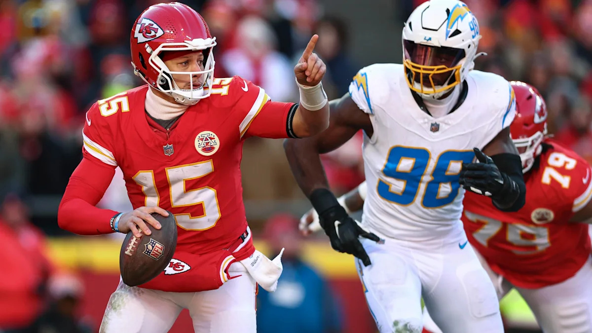 Patrick Mahomes tenta um passe sob pressão de um defensor dos Chargers.
