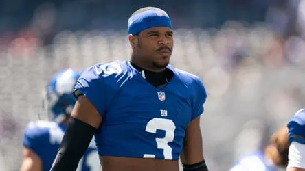 Abdul Carter com uniforme dos Giants durante preparação para um jogo.
