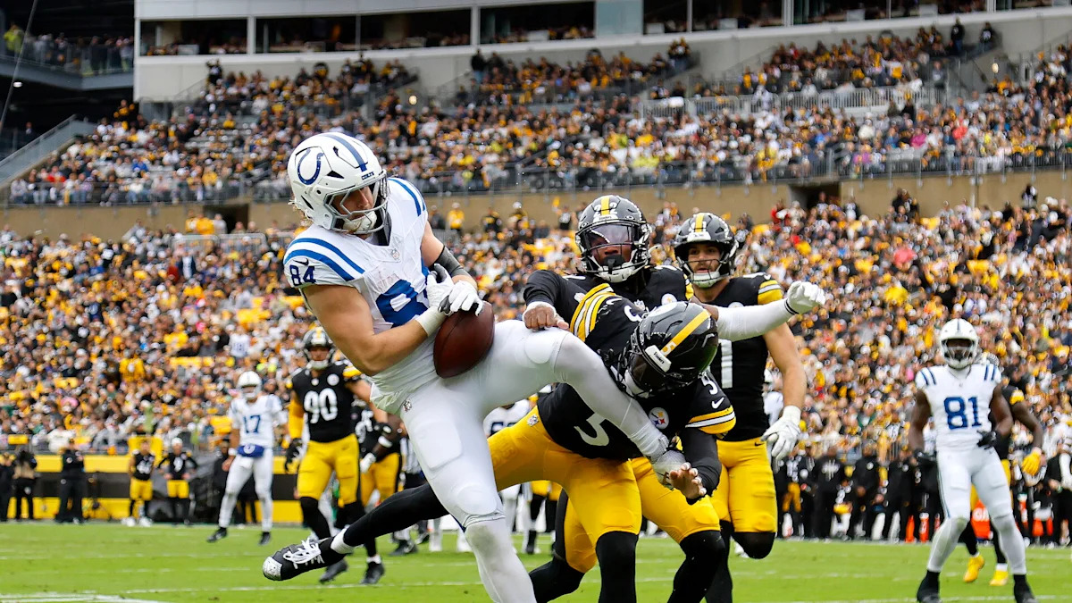 Tyler Warren recebe um passe pelos Colts diante dos Steelers.