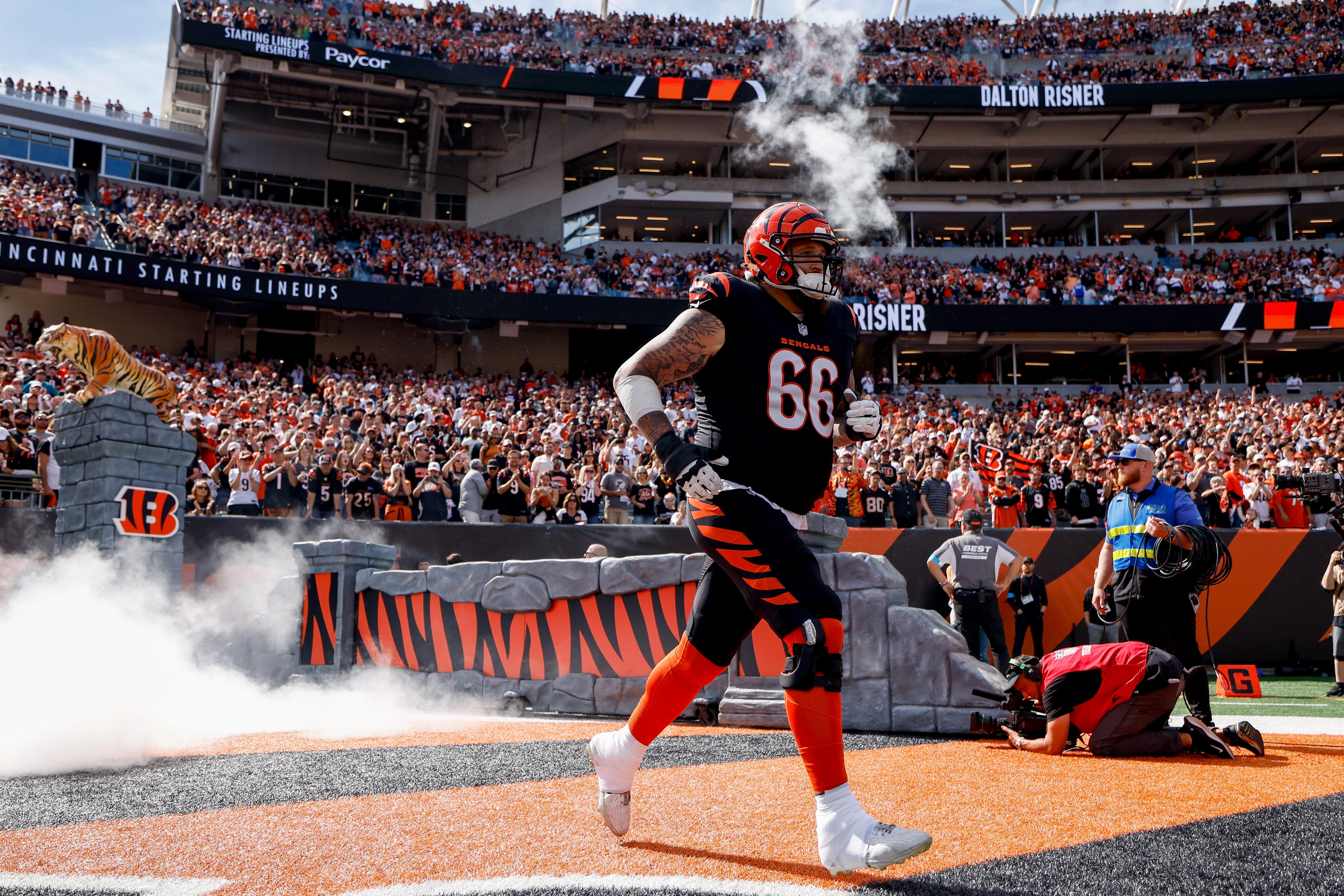 Dalton Risner entra em campo antes de Bengals x Jaguars em Cincinnati, em 4 de outubro de 2026.