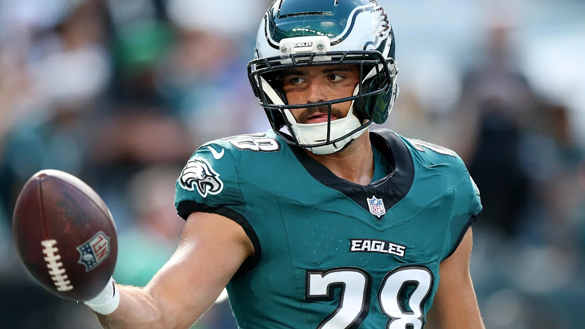 Will Shipley aquece pelos Eagles antes do jogo contra Washington, em 13 de setembro de 2026.