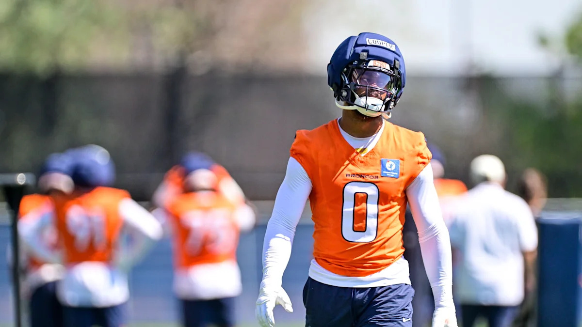 Jonathon Cooper com uniforme dos Broncos; linebacker tem retorno liberado enquanto seu processo continua.