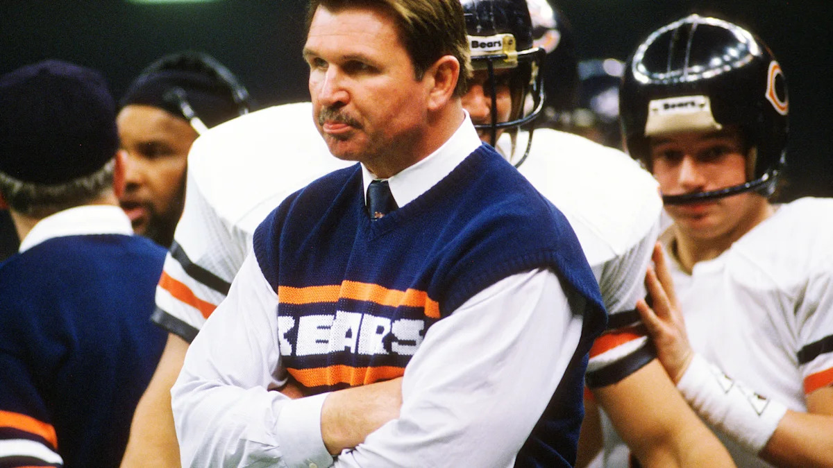Mike Ditka com roupas dos Bears à beira do campo.